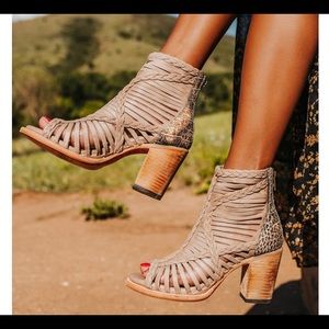 Freebird by Steven - Bella in Taupe SZ8